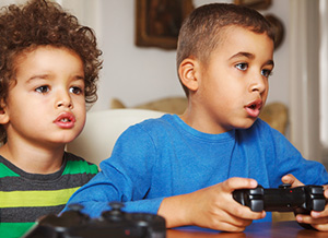 Zwei Jungs spielen mit einer Spielekonsole