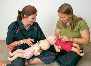 Mütter beim Erste-Hilfe-Kurs